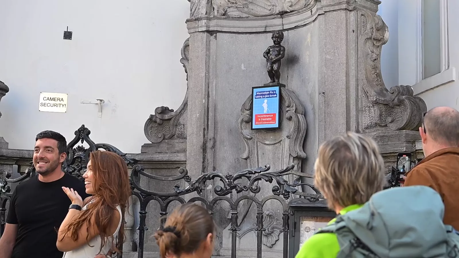 Manneken Pis stops peeing